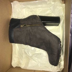 GUESS booties !